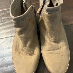 Stone color nubuck leather boots brand Nature